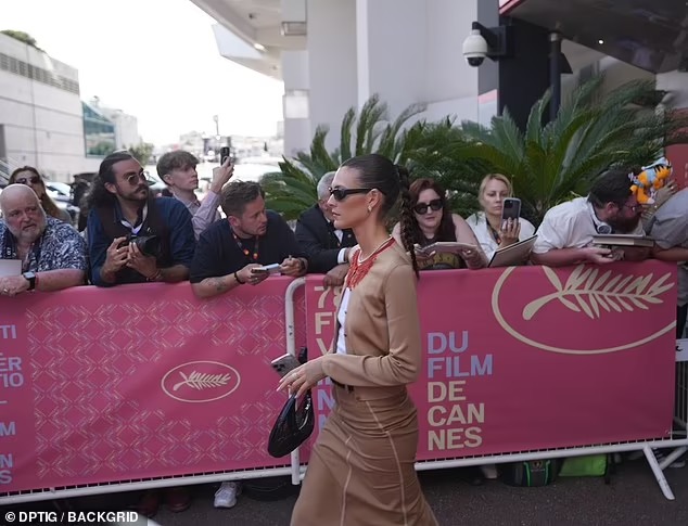 莱昂纳多与意大利模特女友甜蜜亮相戛纳，爱情长跑接近两年