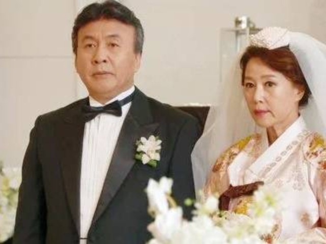 71岁男星公开第四任妻子,比自己小25岁,侧脸身材堪比女神级!