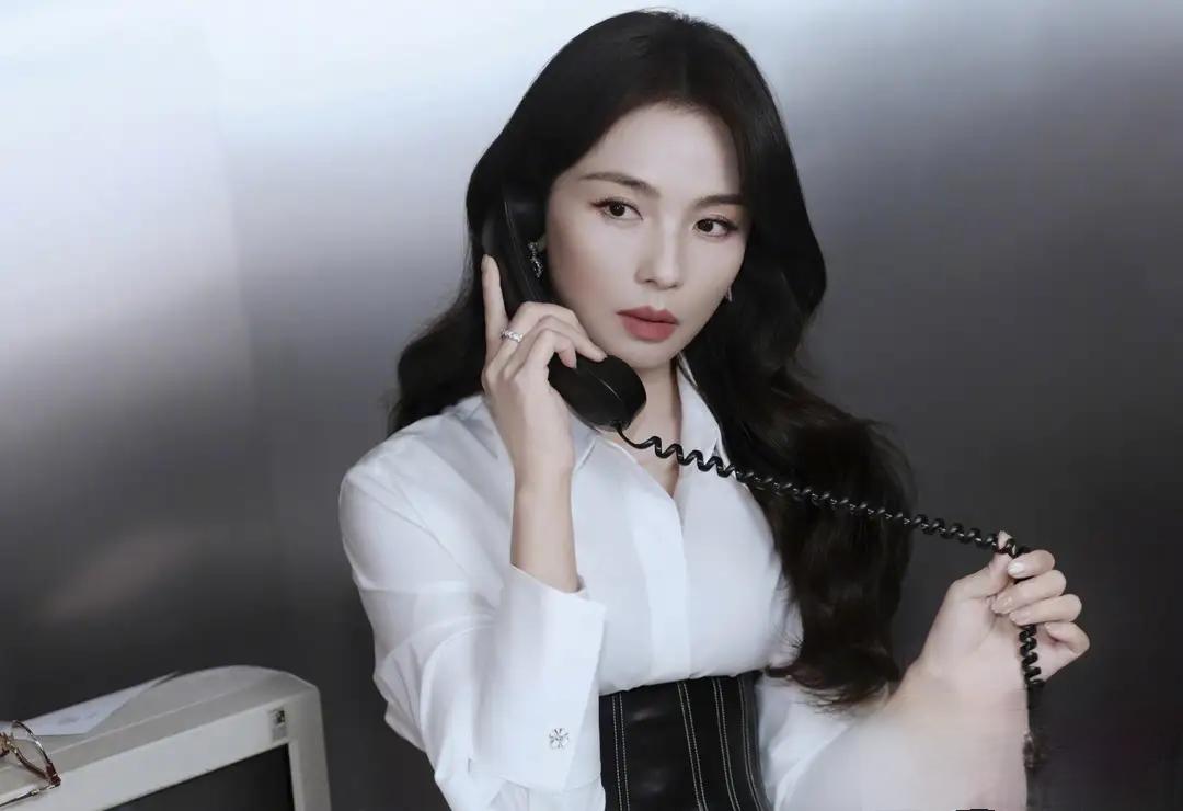 刘涛最新活动造型写真，大波浪发型搭白色衬衫裙，尽显优雅气质