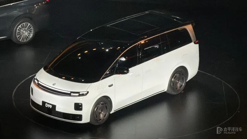 零跑首款MPV D99发布！1000V高压、双腔空悬，30万级太卷了