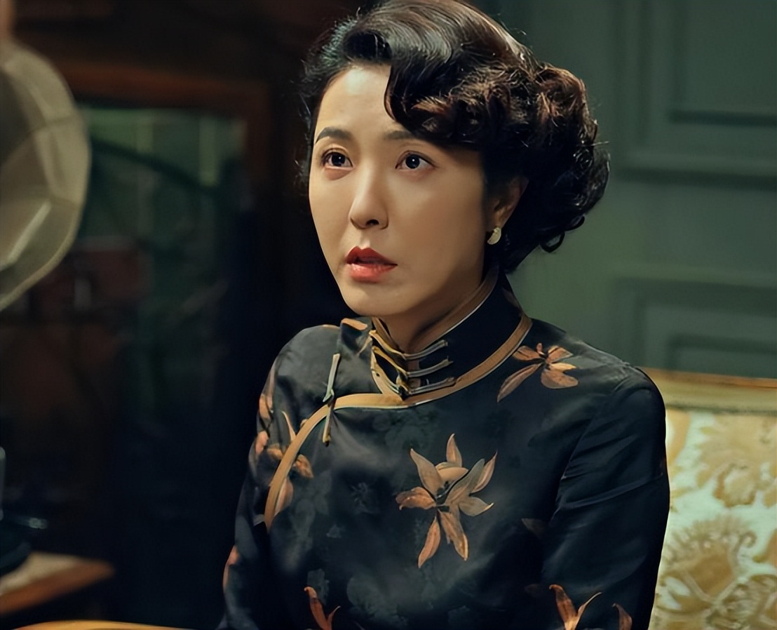 48岁曾黎逛新乡胖东来,素颜一脸褶又僵又肿,撅嘴卖萌反吓哭小孩