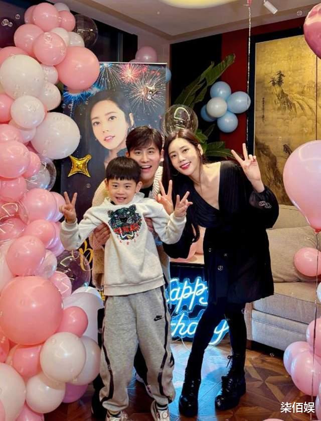 于晓光夫妇北京请客，秋瓷炫从韩国回来面相变了，脸没以前扛镜头