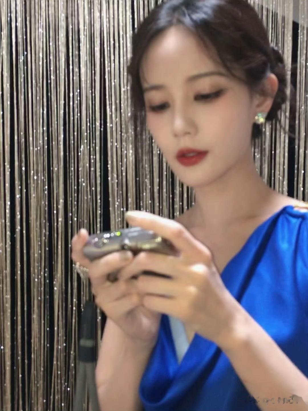 李一桐|蓝色露背裙,光落在她背上,美得直击灵魂