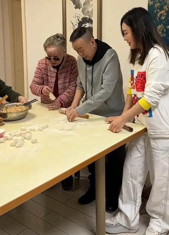 潘长江家过冬至，吃酸菜馅饺子，杨云家庭地位高，女婿石磊未露面