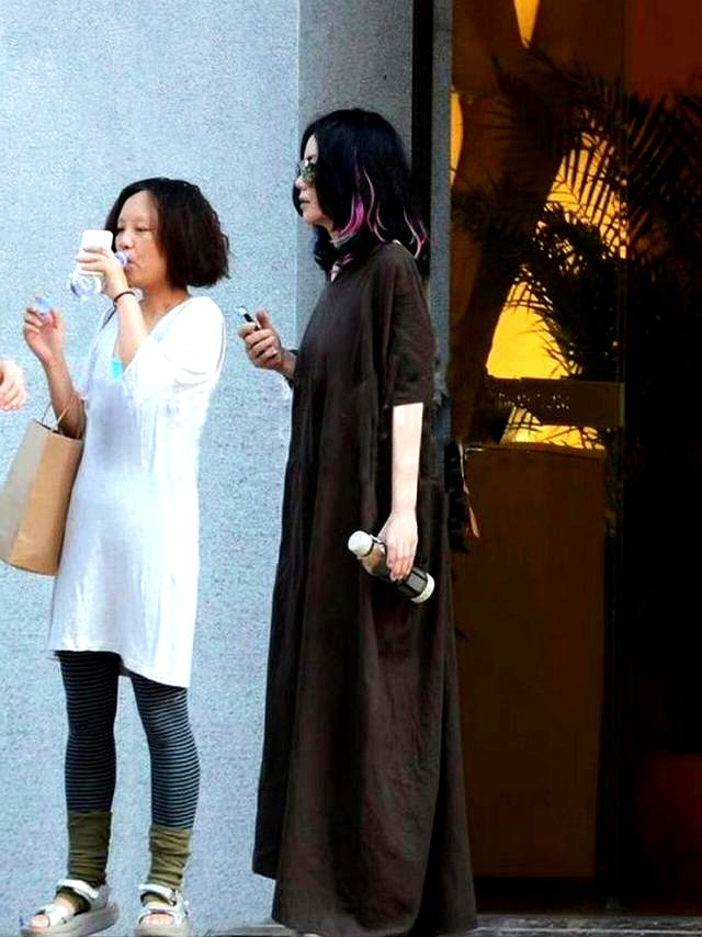 王菲不愧是朝阳区麻袋天后，连麻布裙都穿出国际范，越佛系越高级