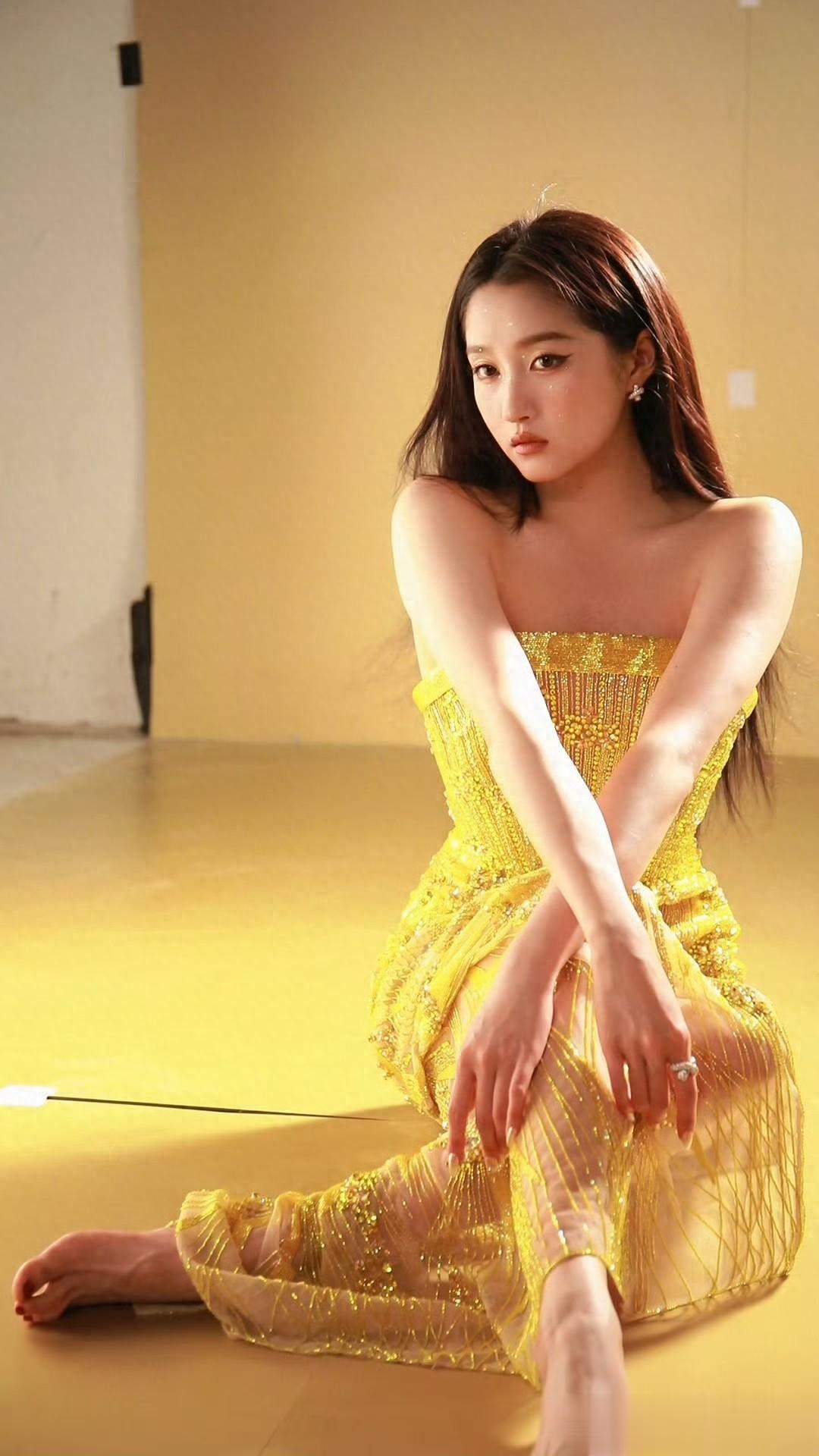 关晓彤金色抹胸礼裙造型,璀璨夺目尽显优雅大气