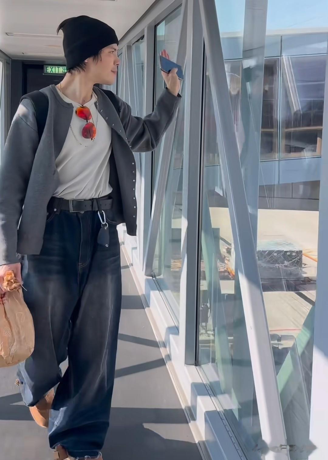 郭碧婷和女儿机场送向佐，向芷不舍爸爸大哭，隔着玻璃不愿意离去