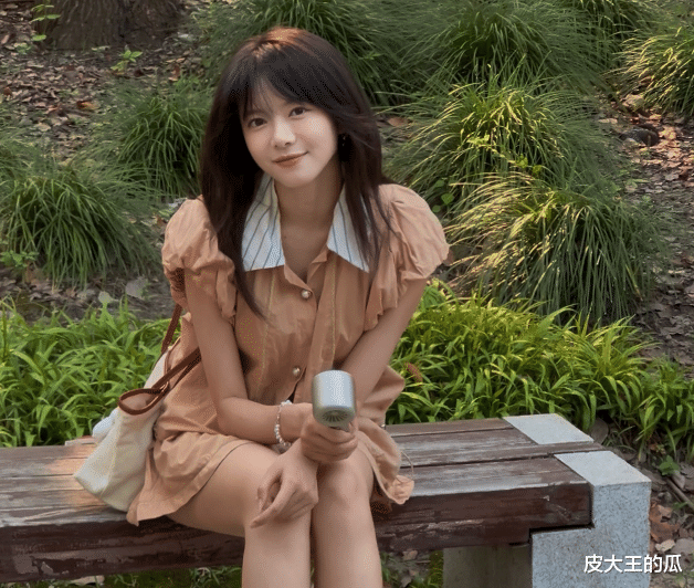 美女主持人线下开播,小粉丝直接用小天才合影,网友:全都是托!