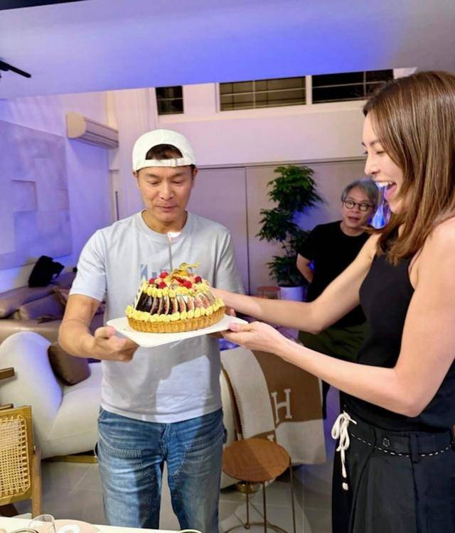 TVB视帝结束控制式婚姻，被传坐拥五亿身家，之前还传出父女恋