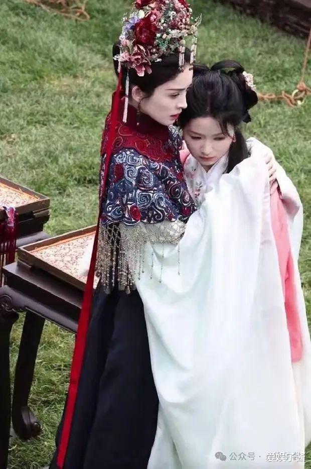 娜扎余茵片场贴贴杀疯了!最萌身高差甜到齁,于正狂赞:她值得我无限搭!