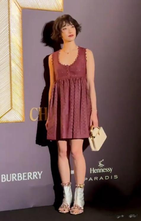 杂志年度盛典,杨幂脸僵,金晨歪嘴,姚晨身材下垂,宋茜咋老成这