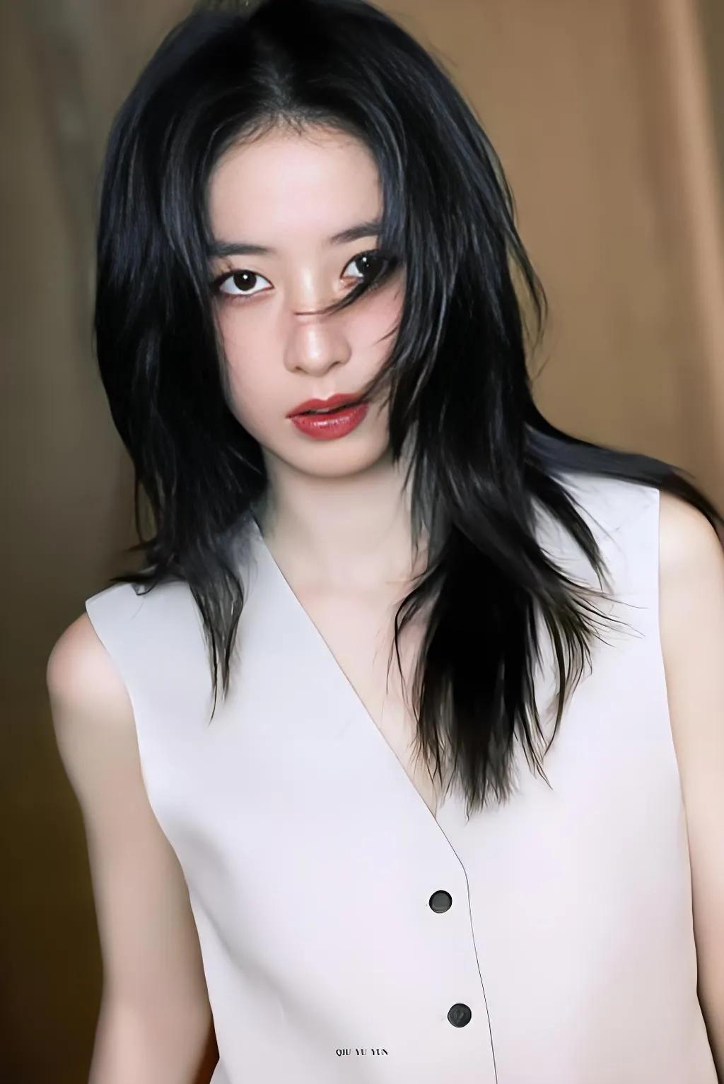 央视主持人周雨彤