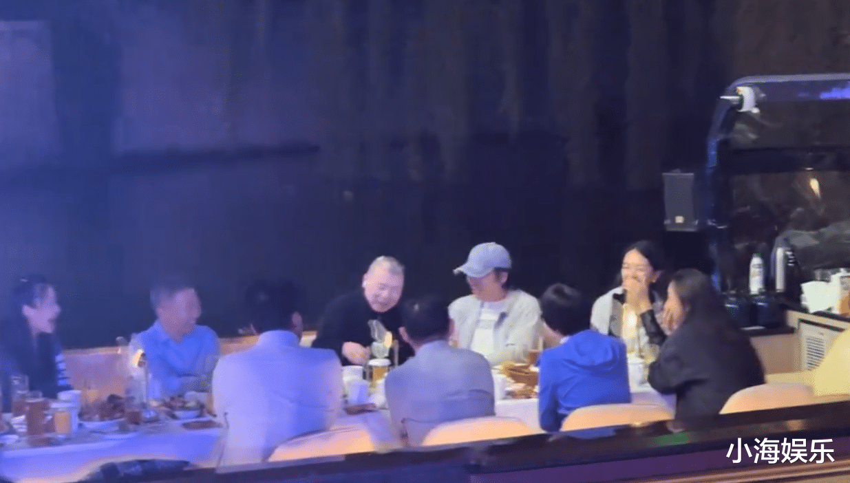 冯小刚乘船夜游通州河，同桌多位美女相伴，船费价格吓退打工人