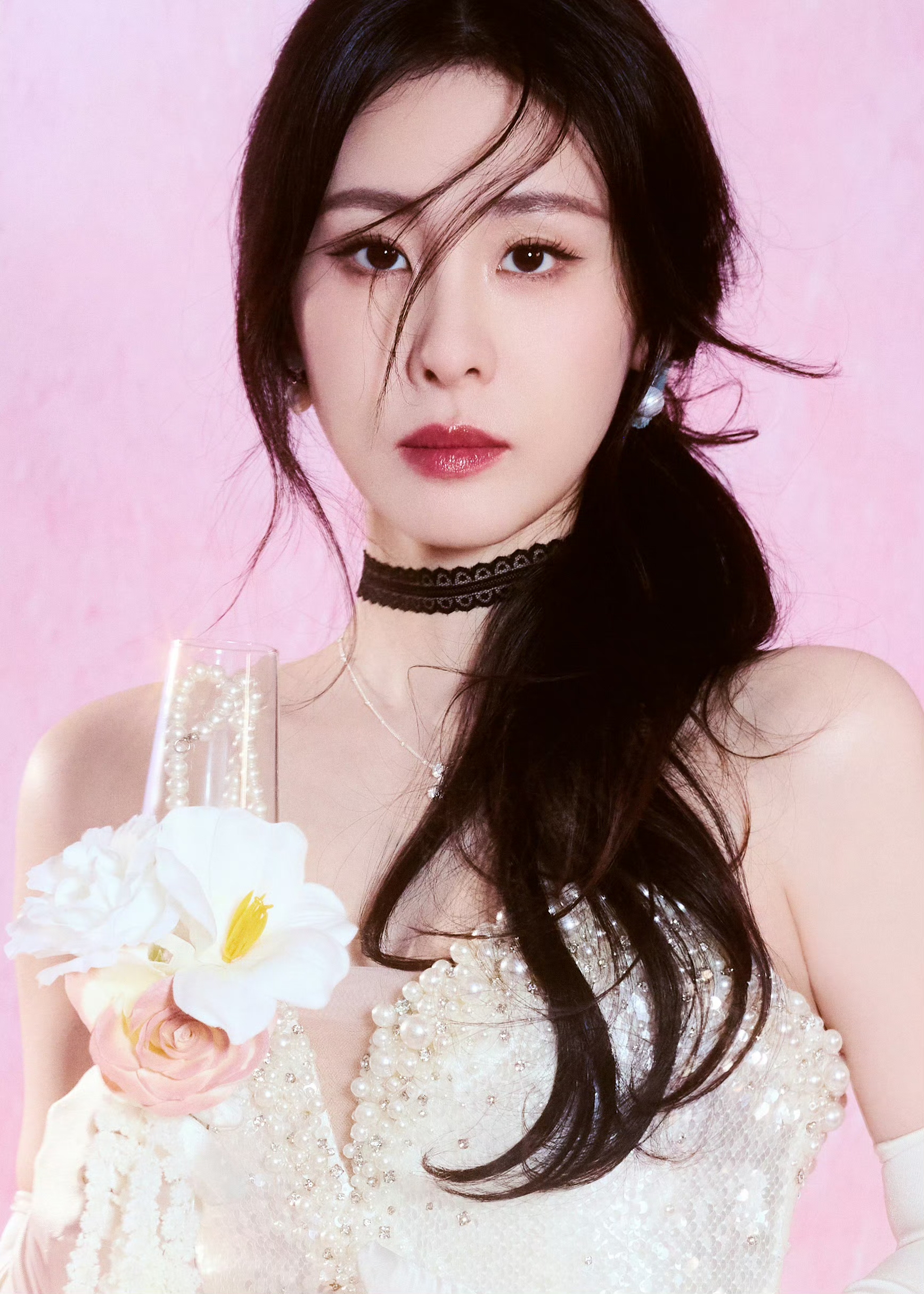 张碧晨：珍珠白裙里的柔与韧，是身材里藏不住的风情