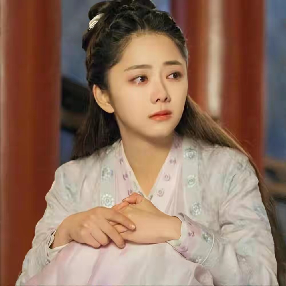 母亲离世多年后，35岁的国民闺女谭松韵，早已走上的另一条道路