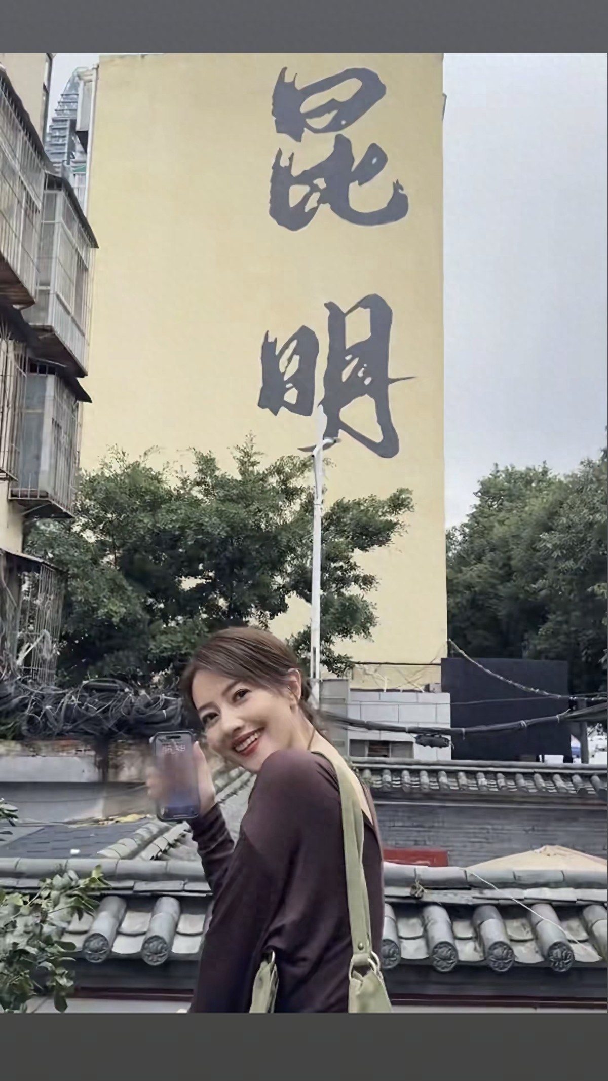 44岁高圆圆现身菜市场，穿紫色长裙长发随意挽起，特别随和接地气