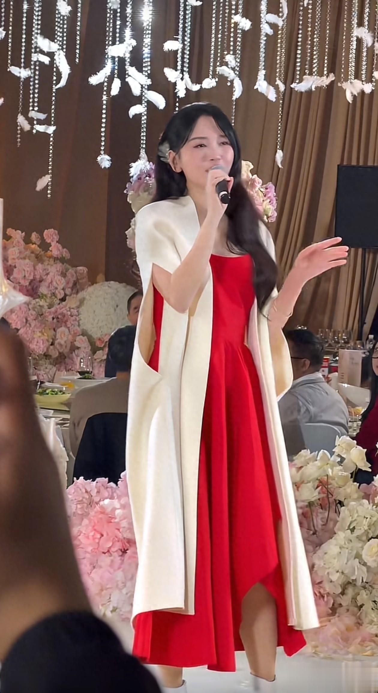 42岁金莎接婚礼商演：大波浪+红裙+白靴，减龄又高级，嫩得像28岁