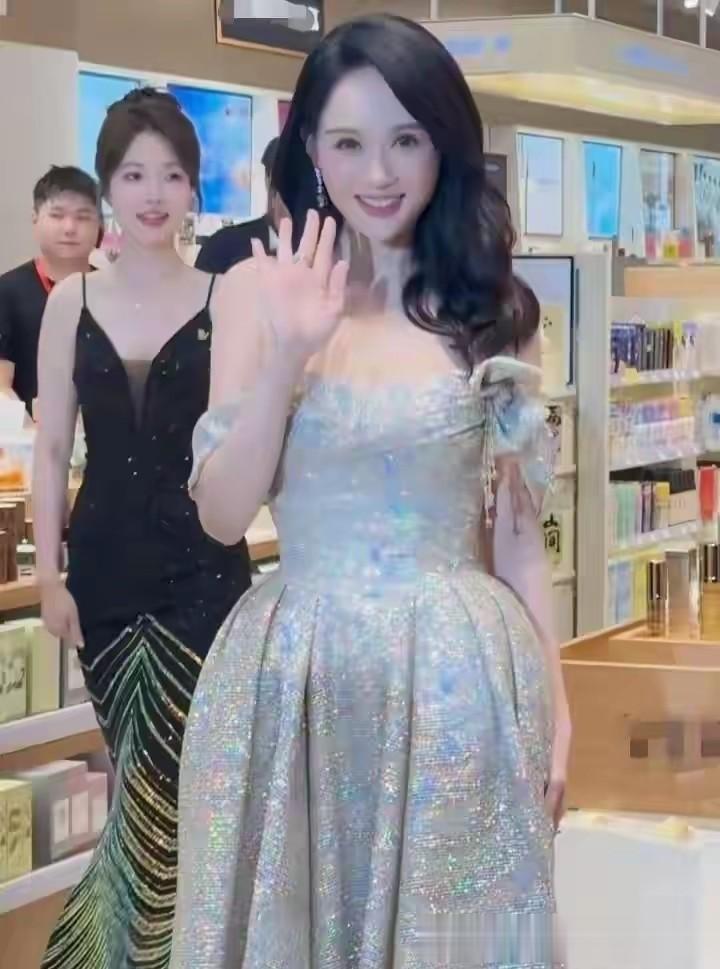 陈乔恩杭州亮相，45岁穿彩虹亮片裙嫩成公主，挥手甜到人心坎
