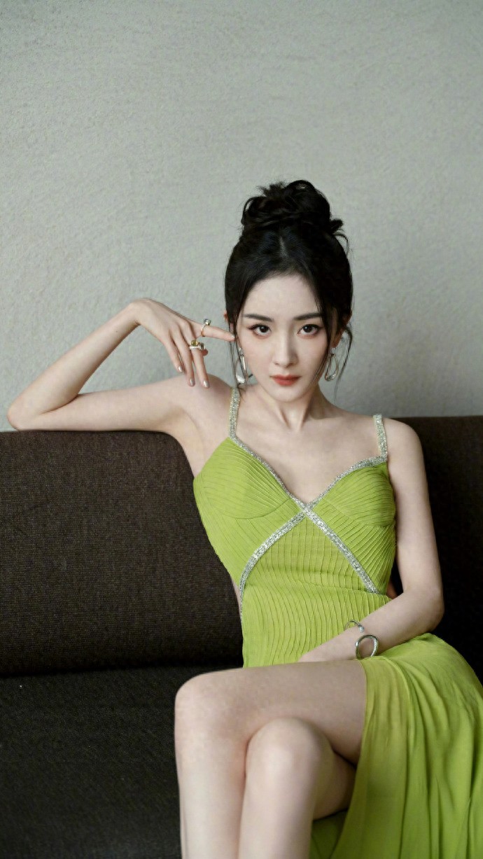 杨幂这身材太绝！骨感穿搭直接美出圈 ???。