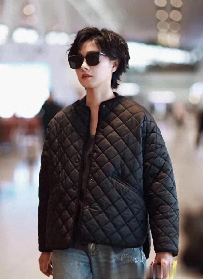 万茜新烫了微卷短发气质大变!穿菱格棉夹克+牛仔裤,时髦又洋气