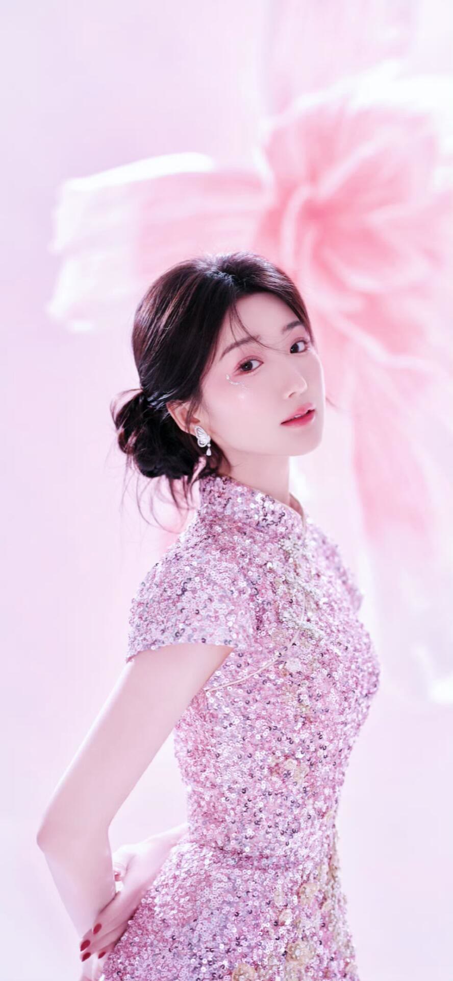 毛晓彤持扇国风大片，粉裙衬出温柔美