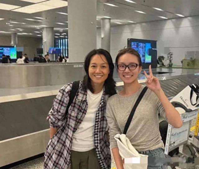 44岁朱丹和女儿现身机场，她的气质土土的，还没有旁边的路人漂亮