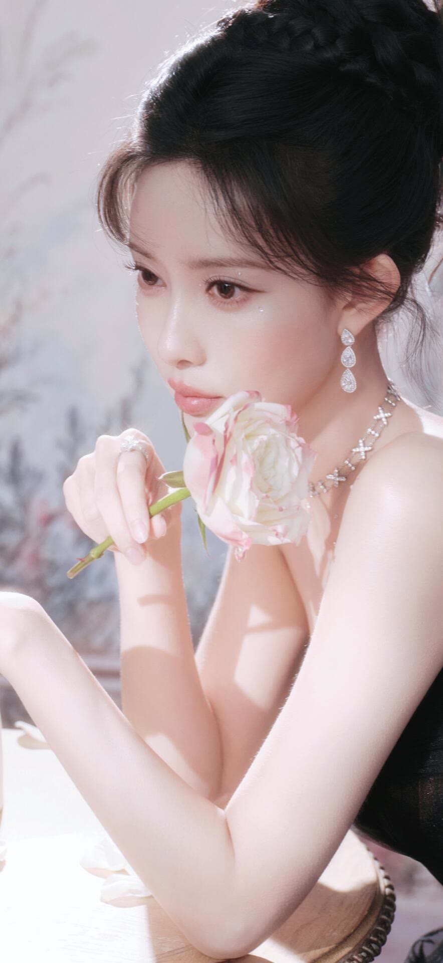 孟子义这组图好仙！粉花衬得气质更柔