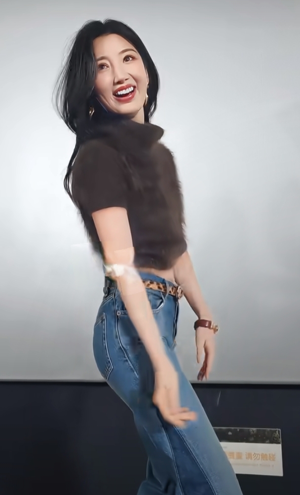 毛晓彤穿搭辣妹风，棕色露腰上衣搭喇叭裤，黑长卷发跳手势舞