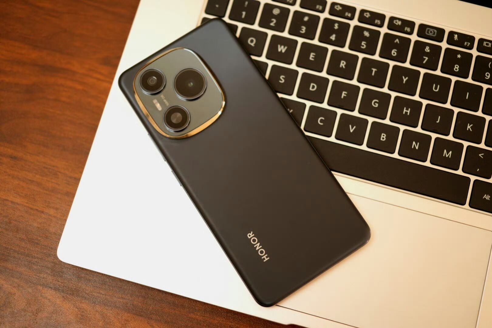 榮耀打響“價格戰”！十面抗摔+3840HZ+8000mAh+衛星通信