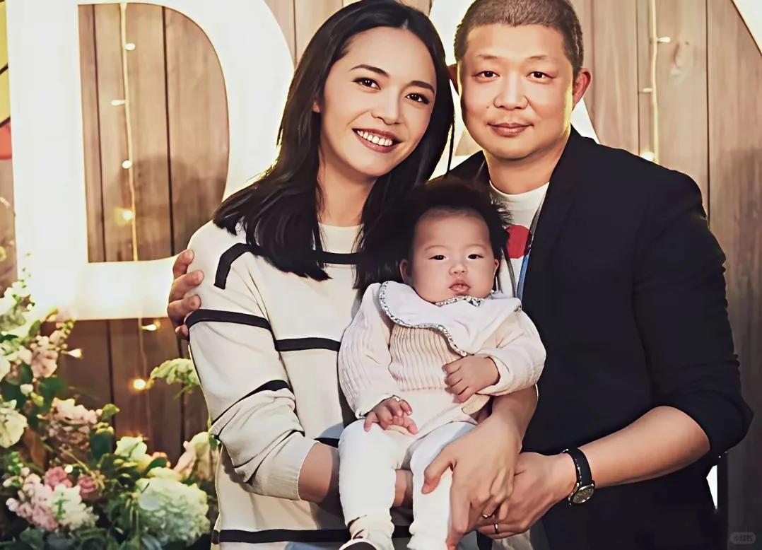 姚晨堆雪人怀念爱宠！12岁儿子大嘴超像妈妈，豪宅中放满流浪猫窝