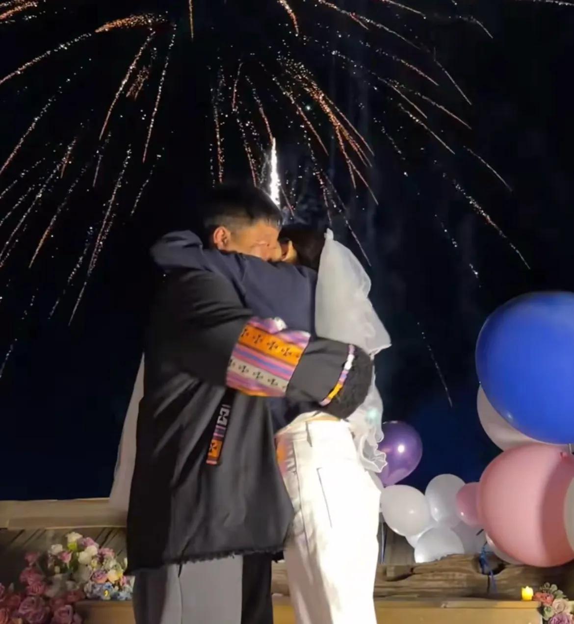 恭喜！网红石榴哥官宣恋情，浪漫求婚女徒弟小桃子，女方激动落泪