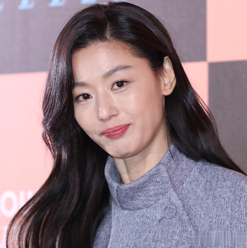 全智贤出席LV风光不再，商业价值下滑待遇变差，强撑气场冷到搓手