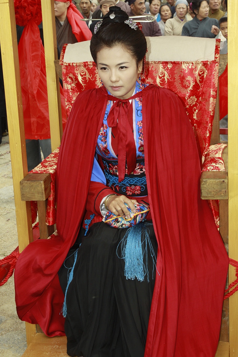 刘涛红披风妈祖变装引爆网络:一场传统与潮流的“神性”碰撞