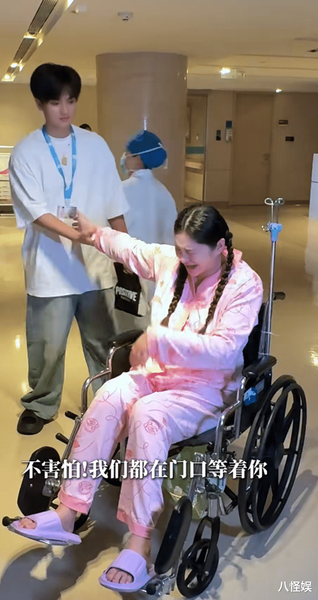 李心艾官宣生女,婆婆看着也就40出头巨年轻,帮扎头发按摩好温柔