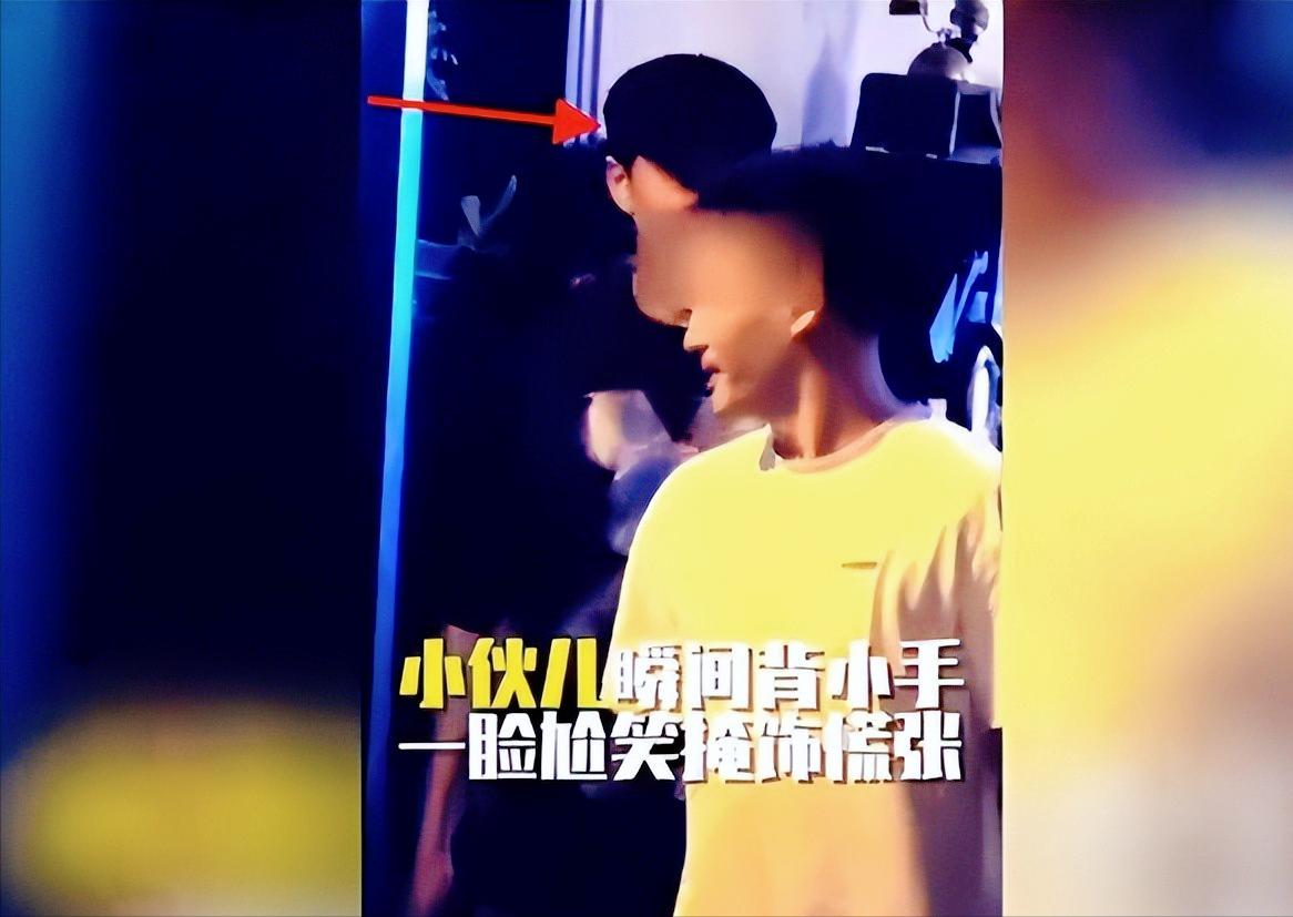 佟丽娅深夜牵手小鲜肉被拍，42岁恋情曝光，丫丫看镜头立马甩开手