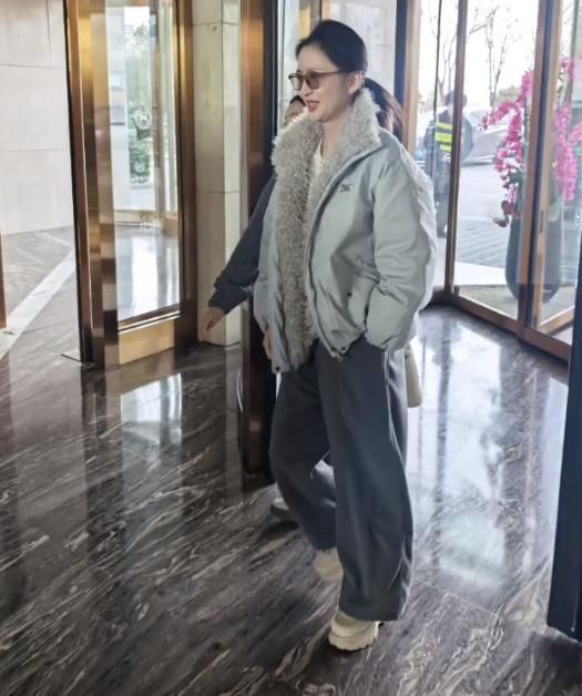 河北偶遇佟丽娅高露聚餐，素颜生图显老又一般，棉袄掉色像旧的