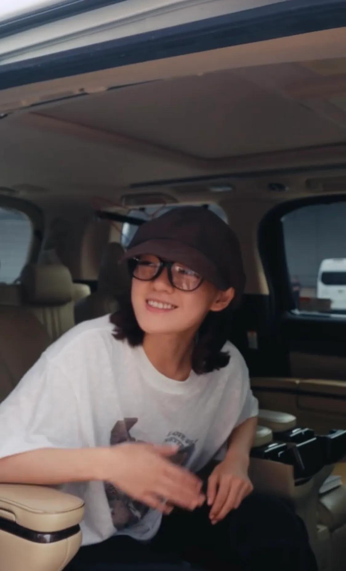 刘亦菲爱吃肉,杨幂穿睡衣上班,迪丽热巴又捂上了,宋佳私服帅气