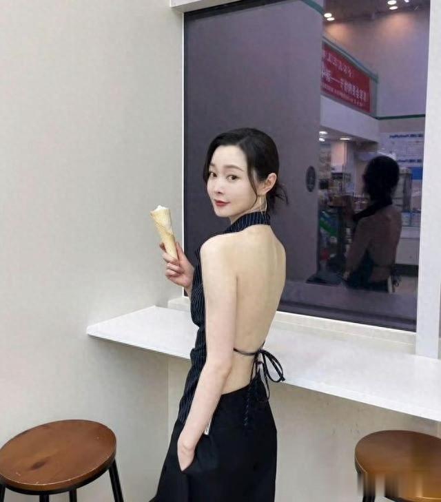 宋轶围裙造型：厨房也能成秀场，魅力势不可挡