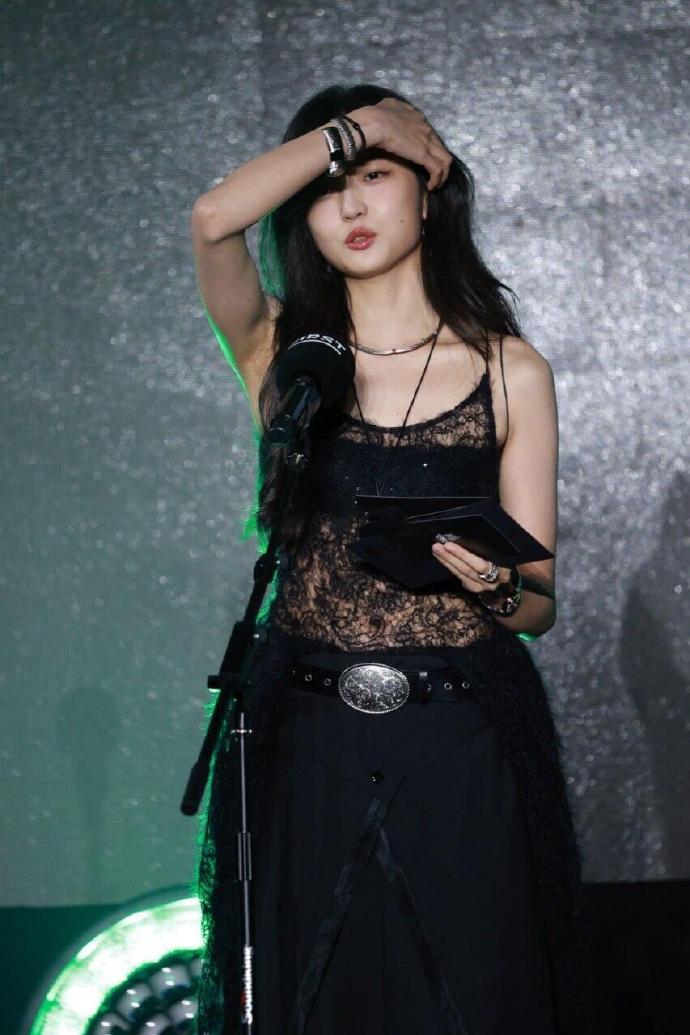 孙千生图！蕾丝裙配自信笑容，这就是时尚教科书。