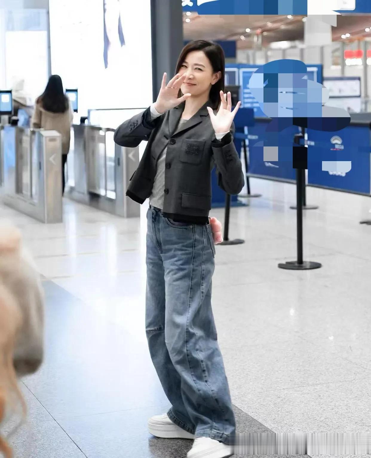 佘诗曼波波头真时髦!灰色短西装+灰T+牛仔裤,休闲洋气又高级!