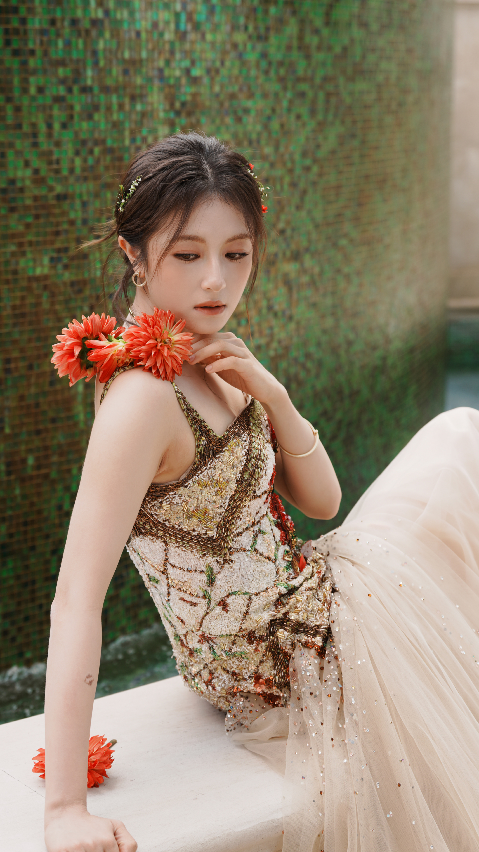 李兰迪尖叫夜两套造型 红玫瑰刺绣裙妩媚多姿 蕾丝深V裙又纯又欲