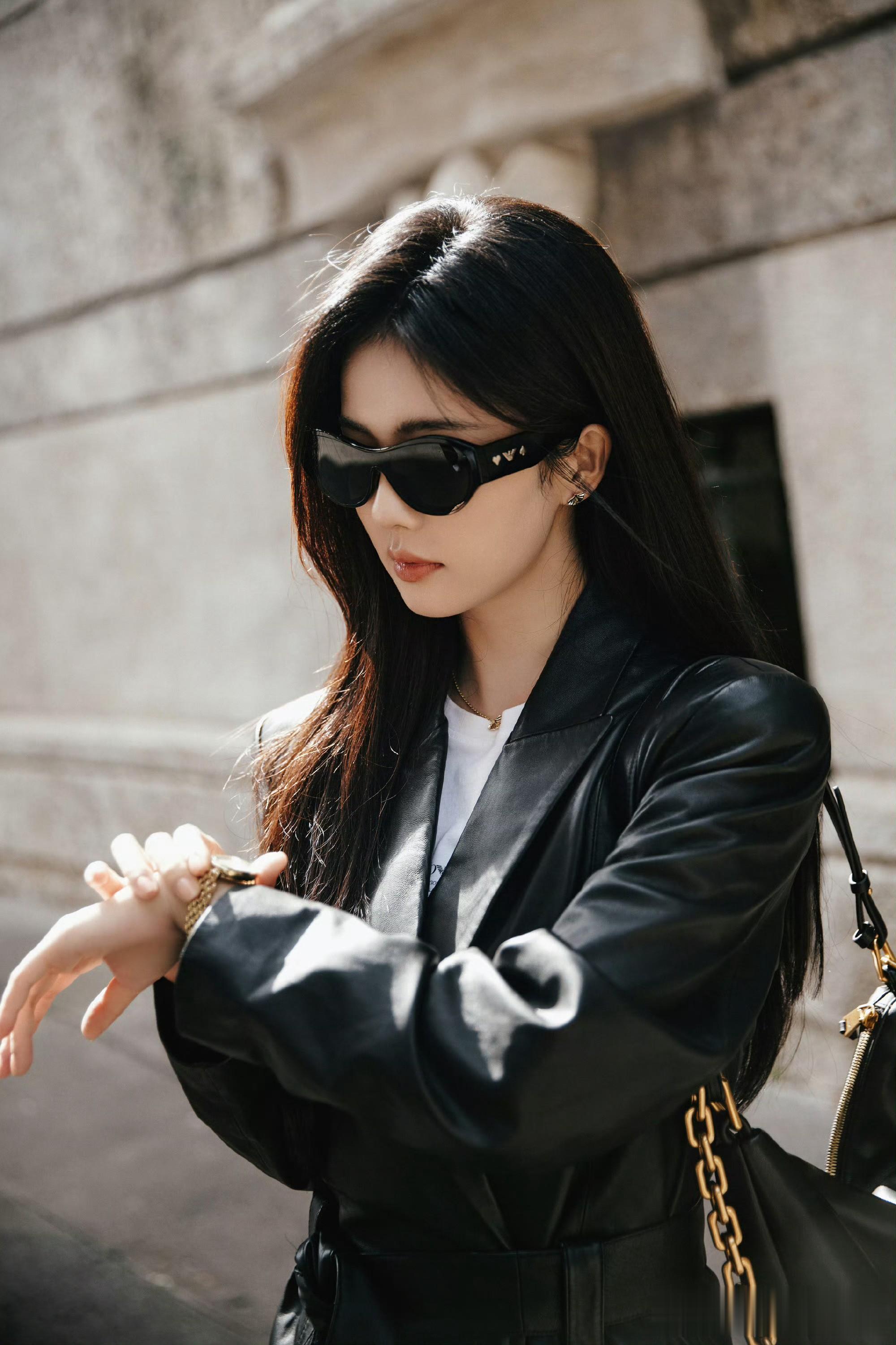 白鹿黑色皮衣街拍，酷飒与优雅并存，尽显时尚张力