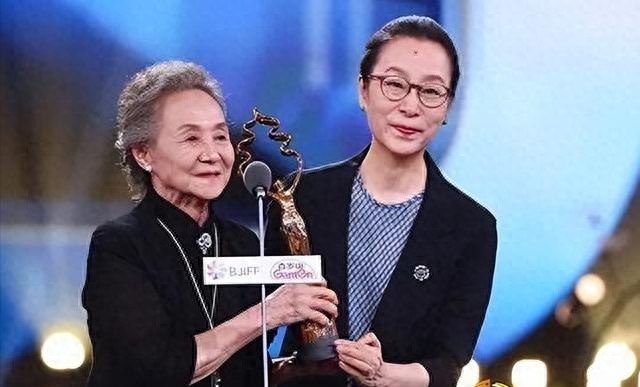 一巴掌把周迅扇懵，奚美娟才是刻在骨子里的恶人，污蔑前夫三十年