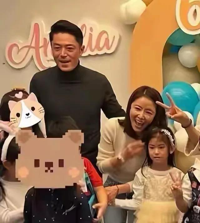 林心如霍建华看演唱会罕见撒狗粮,当众亲吻好甜蜜,尽显恩爱幸福