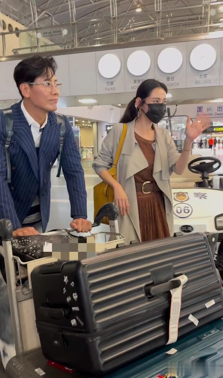 秋瓷炫一家走机场,7岁儿子啪嗒身高惊人, 于晓光推着行李笑容满面