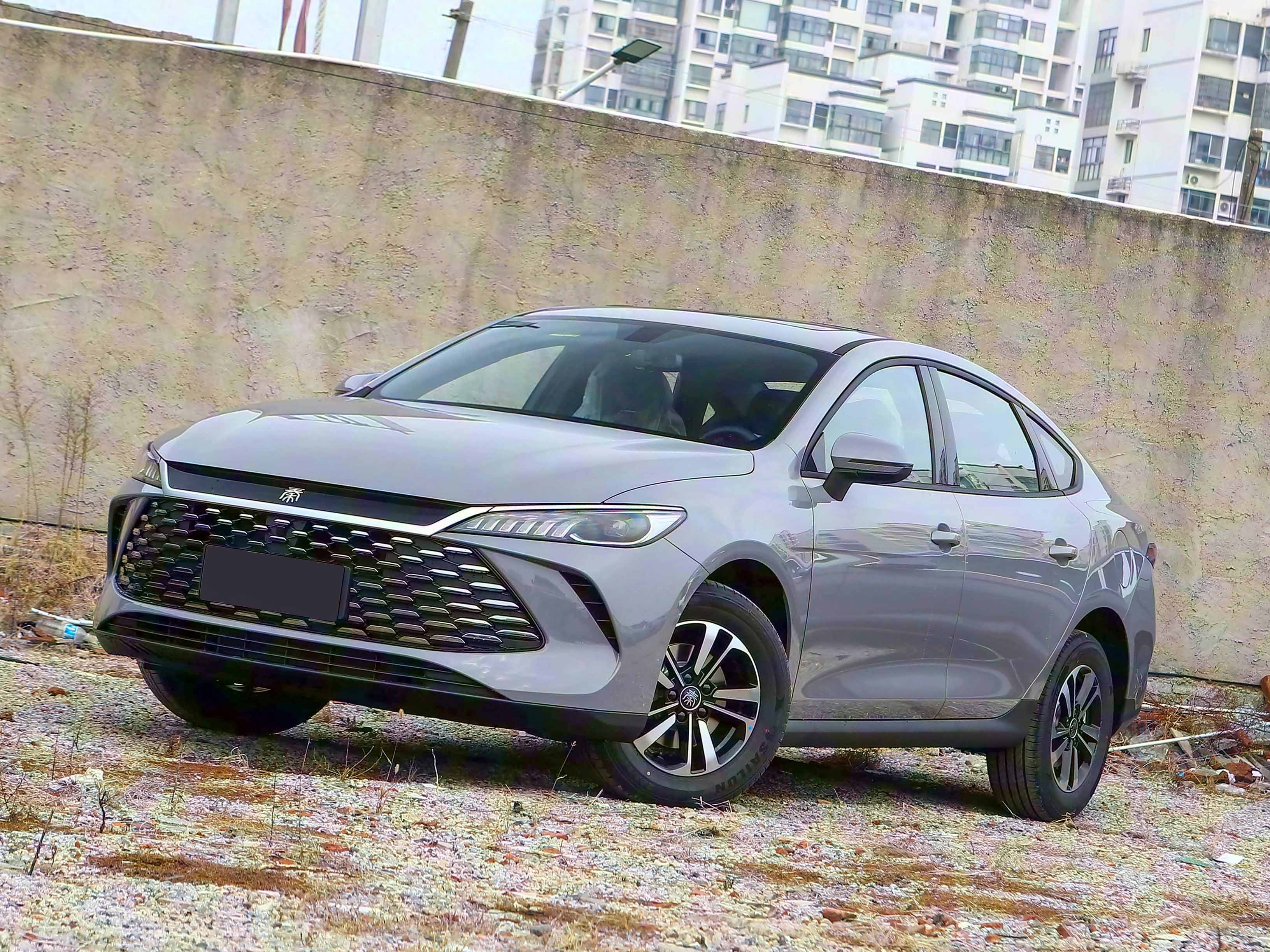 比亚迪又掀桌子？8.98万家轿，综合续航2110km，比日系车厚道