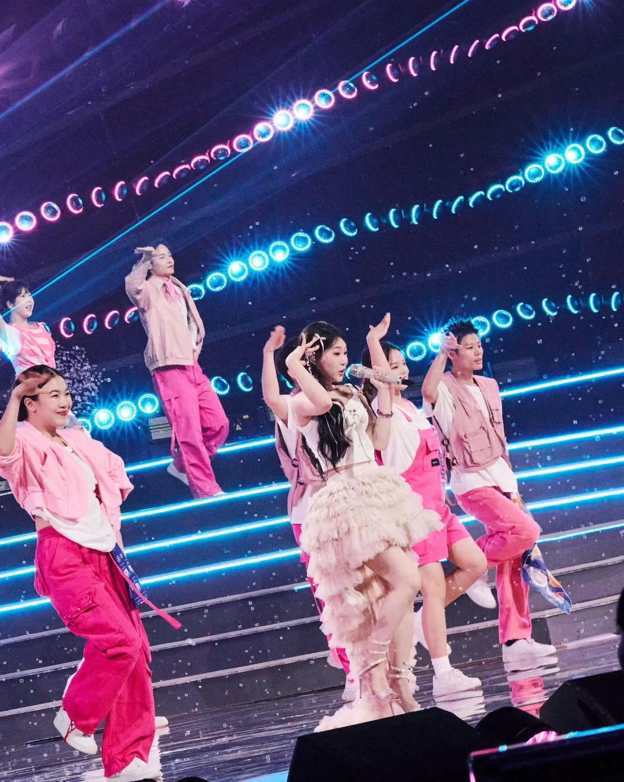 “东北财阀”小沈阳亲密牵手女儿上节目，沈佳润衬得小沈阳更帅了