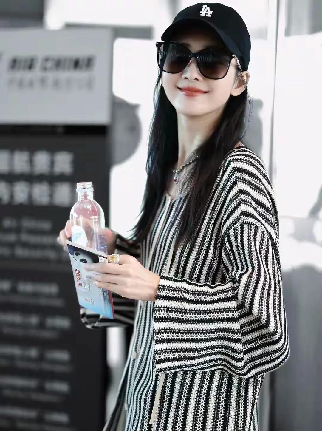 王鸥戴帽子配穿条纹衫，机场造型简约不单调，时尚感藏不住