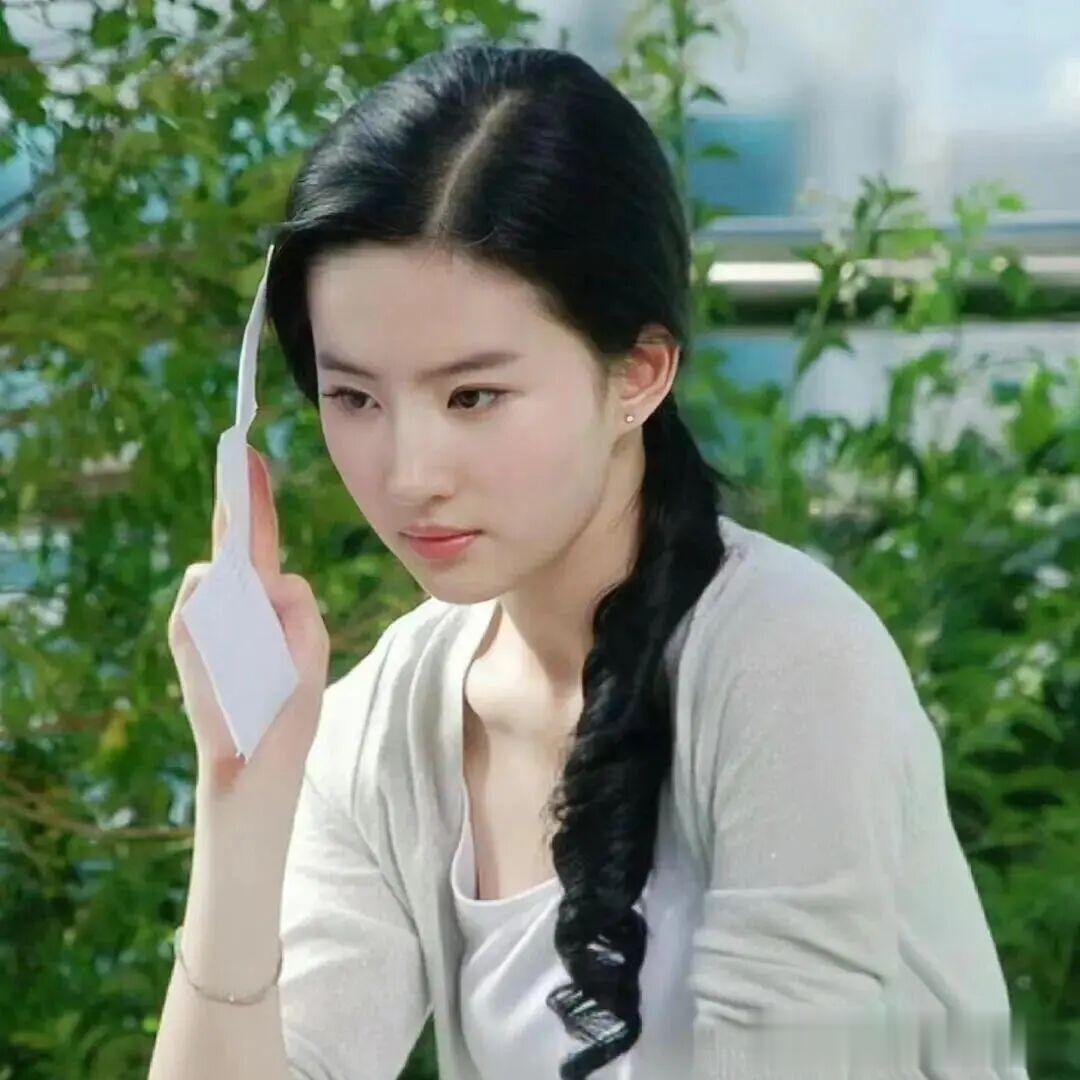 刘亦菲清新大方