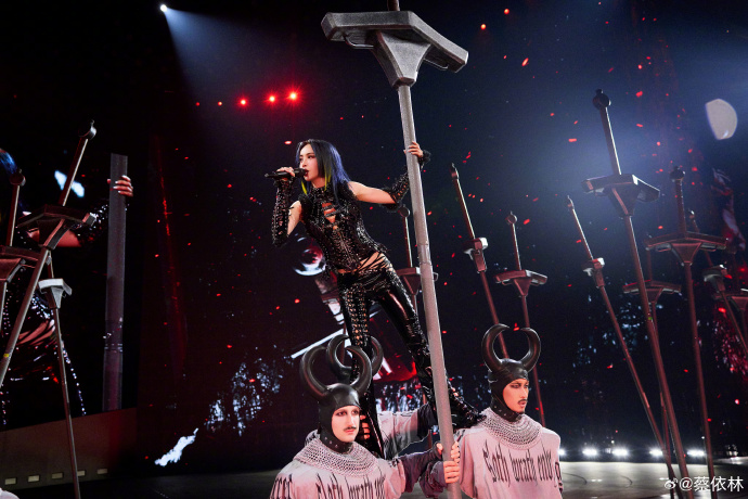 蔡依林演唱会被举报涉西方宗教元素，主办方硬刚博主，双方互不相让